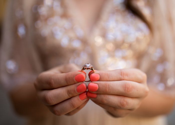 عکس حلقه با لباس عروس