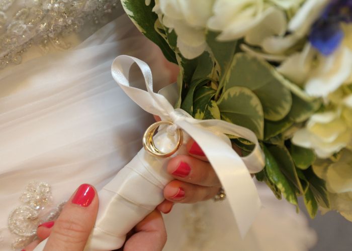 عکس حلقه ازدواج با دسته گل عروس