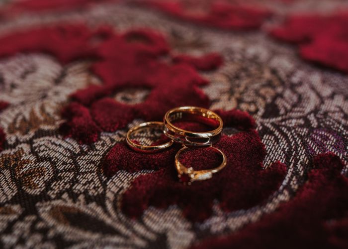 حلقه عروسی روی فرش