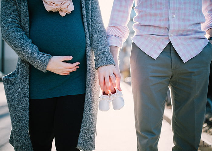 ایده عکاسی بارداری با پیاده روی
